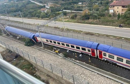 Kocaeli’de yolcu treni kaza yaptı