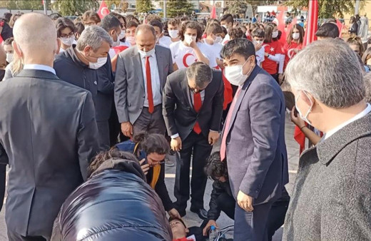 Kırşehir'de 29 Ekim töreninde yere yığıldı! İlk müdahale milletvekilinden geldi