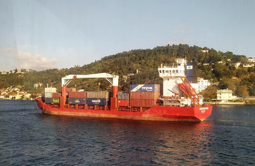 İstanbul Boğazı'nda faciadan dönüldü! Sürüklenen gemi son anda durdu