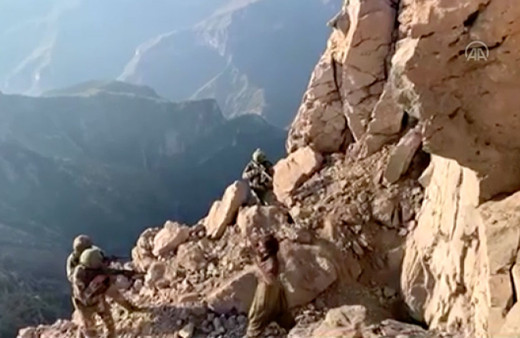 Avaşin'de 1917 rakımlı tepeye nokta operasyon 4 PKK'lının teslim olduğu anlar görüntülendi