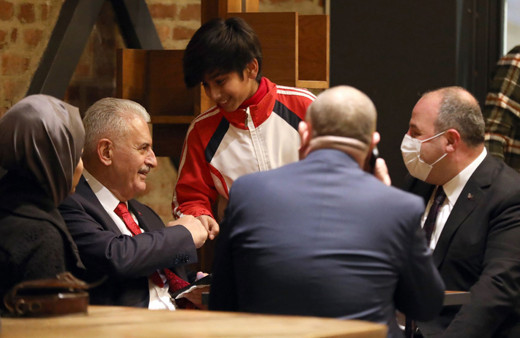 Binali Yıldırım ve Mustafa Varank İstiklal Caddesi'nde gezdi Binali abiyle takıldık