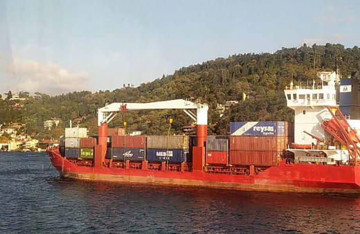 İstanbul Boğazı'nda 102 metre kargo gemisi arıza yaptı kıyıya son anda durdu