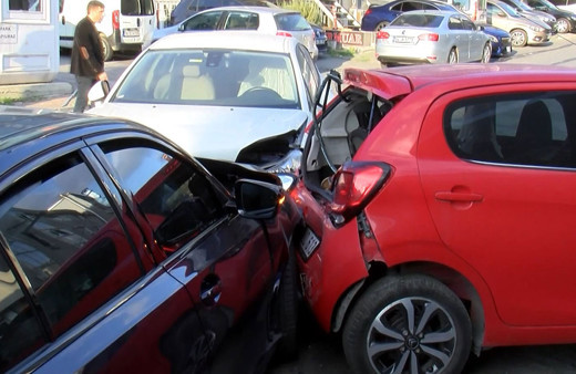 4 otomobile çarpıp caddeyi savaş alanına çevirdi kız arkadaşıyla olay yerinden yaya kaçtı