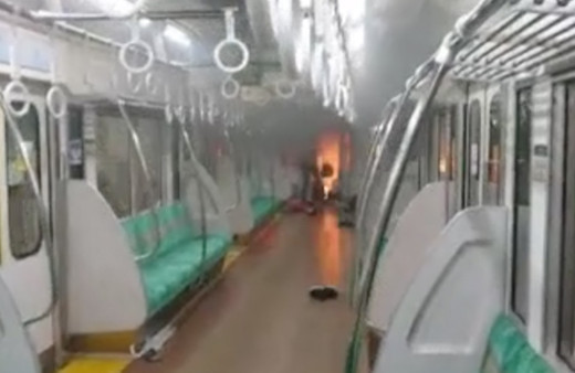 Tokyo'da trende dehşet! Önce bıçakladı sonra treni ateşe verdi: 1'i ağır 15 yaralı