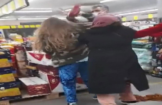 Beylikdüzü'nde markette kadınların maske kavgası kamerada