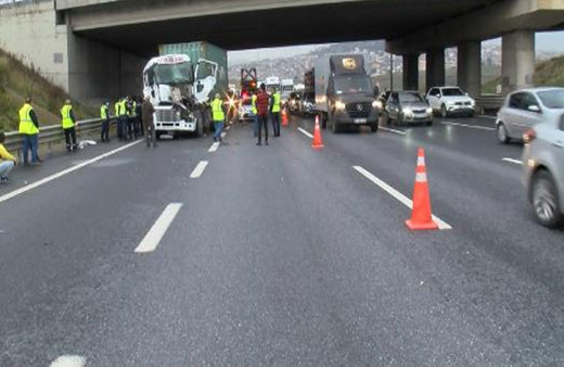 Sancaktepe Kuzey Marmara Otoyolu'nda 2 kamyon çarpıştı!