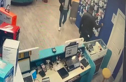 Esenyurt'ta telefonu pahalı bulunca iş yeri sahibini silahla vurdu o anlar kamerada