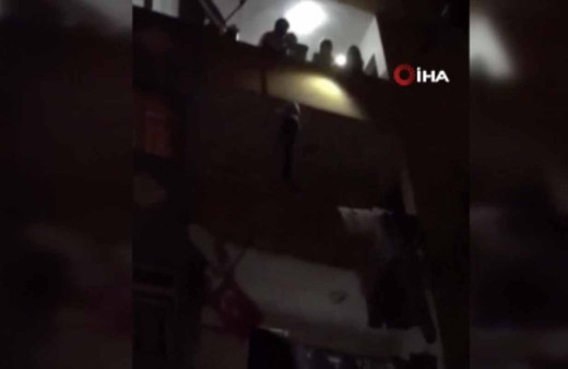 Evin anahtarını unuttu çocuğu 3. kattan çarşafla sarkıttılar! Görenlerin yüreği ağzına geldi