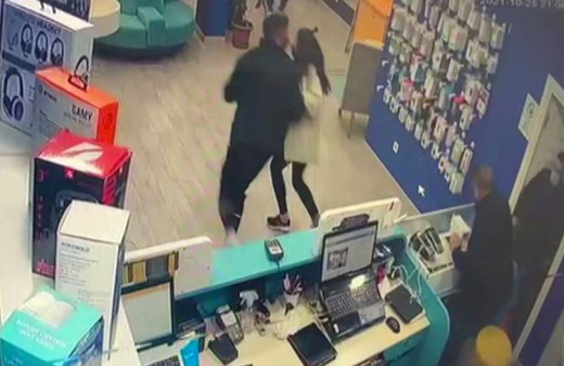 Esenyurt'ta telefonunun fiyatını pahalı bulan şahıs işyeri sahibini vurdu