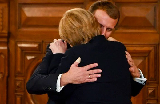 Macron Merkel'e 'Legion d’Honneur' onur nişanını verdi