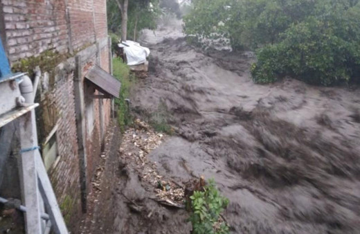 Endonezya'da sel felaketi! 5 kişi hayatını kaybetti