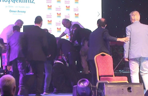 Zeytinburnu Belediyesi etkinliğinde sahnede kalp krizi geçiren sanatçı öldü