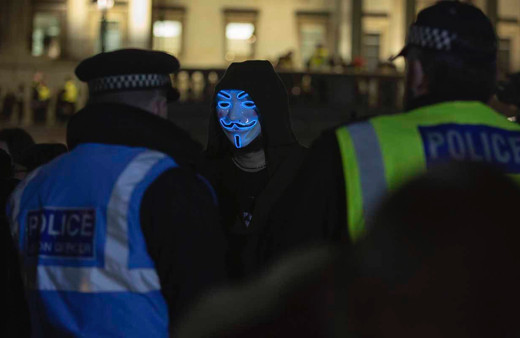 Londra'da V for Vandetta maskeli protestocular 5 Kasım buluşmasında polisle çatıştı