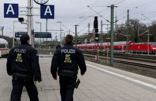 Almanya'da trende dehşet! Bıçaklı saldırgan 3 kişiyi yaraladı