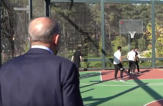 Cumhurbaşkanı Erdoğan basket oynayan gençlerin arasına böyle girdi! 'Hep siz mi oynayacaksınız ya!'