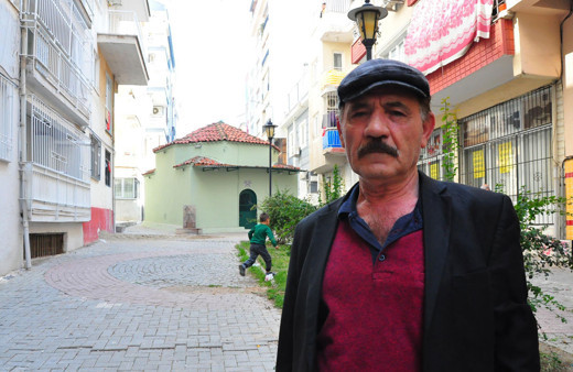 Manisa'da sokağı ikiye bölen türbe görenleri şaşırtıyor