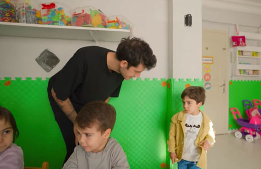 Orkun Işıtmak son videosunda 'kreş öğretmeni' oldu linç yedi!