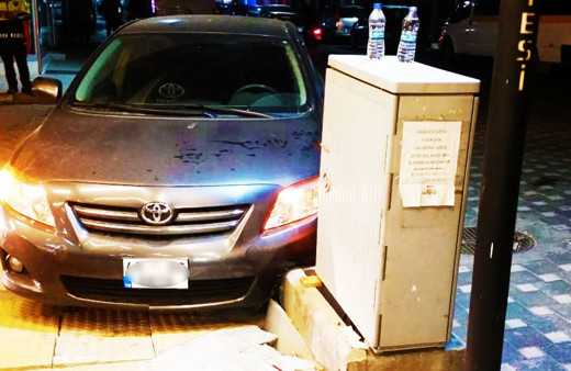 Seyir halindeyken direksiyon başında kalp krizi geçirdi