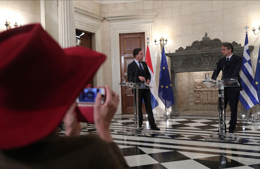 Hollandalı gazeteci, canlı yayında Türkiye'yi suçlayan Miçotakis'i şok etti! 'Yalan söylüyorsun'