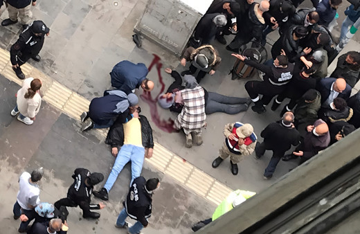 Elazığ'da 10'uncu kattan atlayan kadın caddede yürüyen bir kişinin üzerine düştü