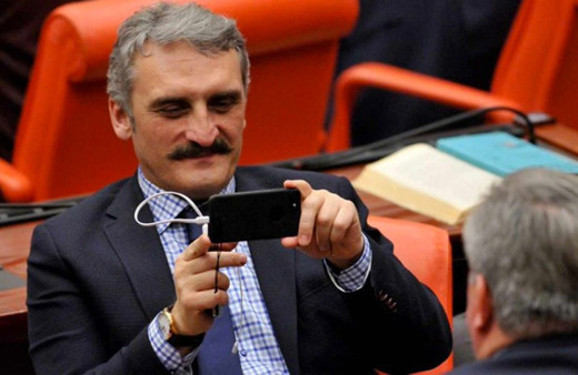 Ahmet Hamdi Çamlı 'Yeliz değilim' dedi AK Partili arkadaşı arkadan bağırdı 'Takma ismi Yeliz'...