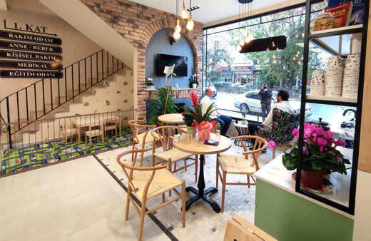 Konya'daki bu eczane çok başka içeri giren çıkmak istemiyor