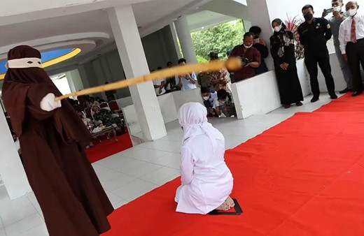 Evlilik dışı ilişki aşk yaşayan kadını kırbaçlayarak bayılttılar!