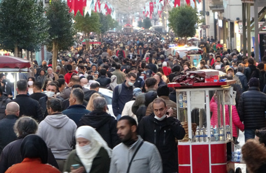 İstanbul İstiklal Caddesi'nde koronavirüs unutuldu
