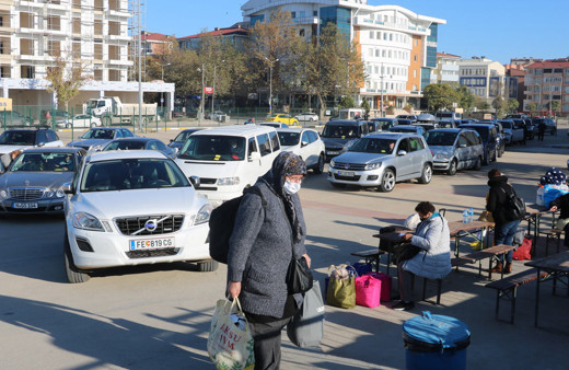 Gurbetçiler bin 400 kilometrelik yolu yata yata gidiyorlar