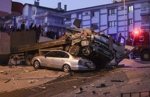 Ankara'da freni boşalan kamyon araçları ezdi