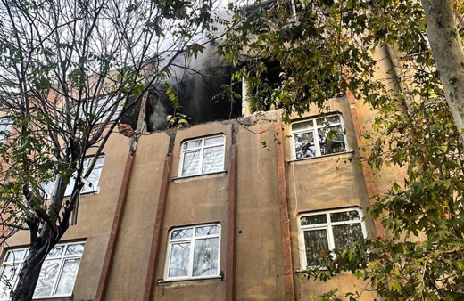 Bağcılar'da 4 katlı binada patlama! Ön cephesi yola açıldı