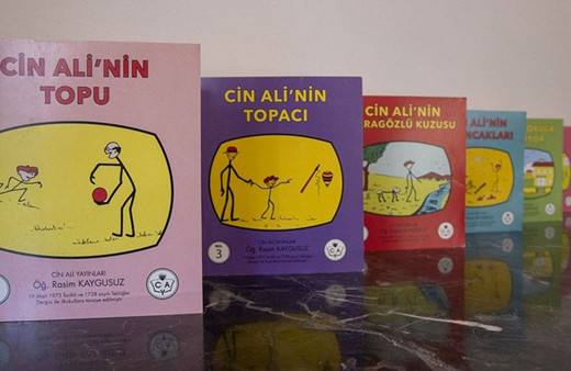 Cin Ali "ablaları" Suna ve Selma'nın açtığı müzede sevenleriyle buluşuyor