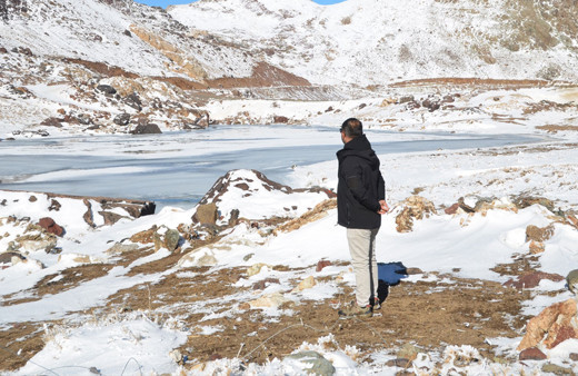 Hakkari'de Sat Buzul Gölleri'nin yüzeyi kısmen dondu