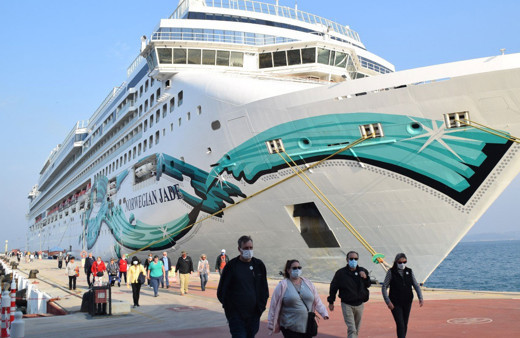 Esnafın yüzü güldü! 15 katlı ultra lüks yolcu gemisi Kuşadası'na 900 turist getirdi