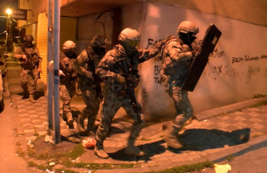 Ataşehir ve Çekmeköy'de 28 adrese şafak operasyonu