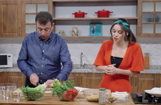 İBB Başkanı Ekrem İmamoğlu'nun eski işi bakın neymiş? Şarkıcı Karsu ile yemek videosu