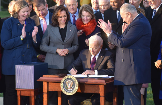 ABD Başkanı Biden 1 trilyon dolarlık altyapı paketini imzaladı
