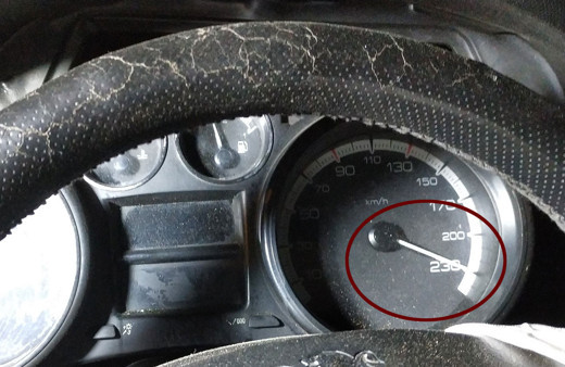 230 kilometre hızla direğe çarptı! Otomobildeki 3 kişi öldü 3 kişi de yaralı