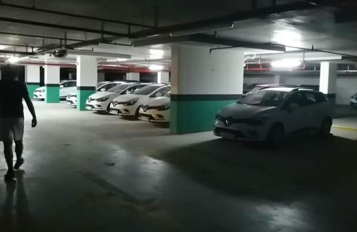 Sıfır arabalar rezidansların otoparklarında stoklandı site yönetiminden şoke eden cevap