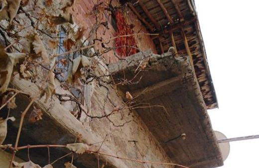 Konya'da hava almak için çıktığı balkondan düşüp öldü