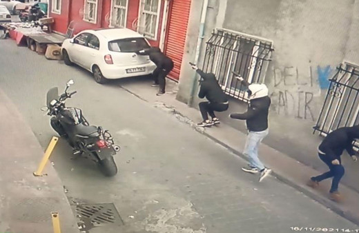 Kasımpaşa’da silahlı çatışma kamerada: Siper alıp birbirlerine kurşun yağdırdılar