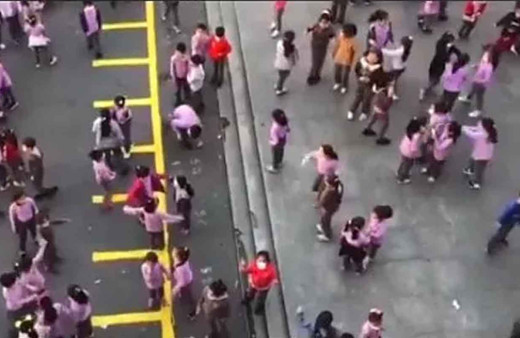 Küçükçekmecede okulda Sefo 'Bilmem mi' şarkısı teneffüse çıkan çocukları coşturdu