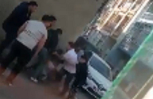 İzmir'de akrabalar birbirine girdi! Güpegündüz silahlı çatışma anı kamerada