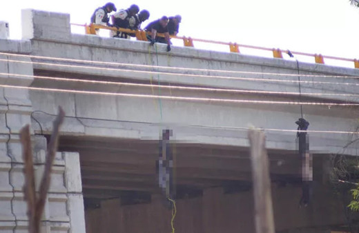 Kan donduran vahşet! 10 kişiyi öldürüp çıplak halde üst geçide astılar