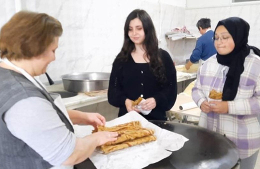 Afyankarahisar'da bu dükkanda ihtiyaç sahibi öğrencilere gözleme ücretsiz