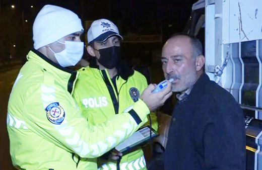  Aksaray'da alkollü araç kullanırken yakalanan adam suçu müşteriye attı