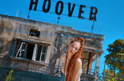 Ersin Tatar'dan Kapalı Maraş'ta klip çeken Nihayet Elibol'a destek