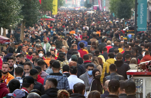 Güneşli havayı fırsat bilen akın etti! İstanbul İstiklal Caddesi'nde salgın unutuldu