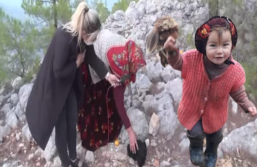 ATV Müge Anlı canlıda Müslüme'nin cesedini bulan kadın konuştu : Belden aşağısı çıplaktı!