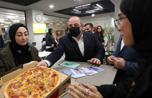 Bakan Mustafa Varank'tan kütüphanede çalışan gençlere sürpriz